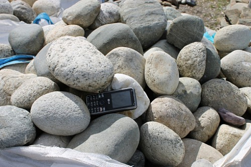 Kamenclub.ru: Речной валун (Ассорти) фр.100-300 мм.  купить в Екатеринбурге галечник серый, темно-серый, светло-серый речная галька крупных размеров 4200 руб/т   фото КАМЕНЬ КЛУБ