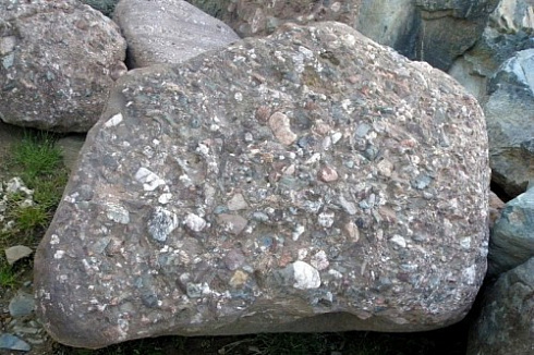 Kamenclub.ru: Конгломераты фр. 300-1000 мм.  купить в Екатеринбурге кварц мрамор диабаз коричневый, серый зеленоватый речной валун крупный 6500 руб/т   фото КАМЕНЬ КЛУБ