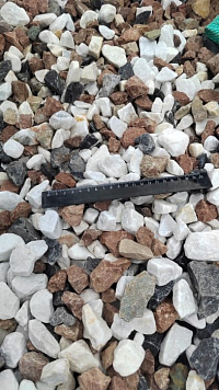 Kamenclub.ru: Мраморная крошка (щебень крошка микс : белый-черный-розовый) фр. 20-40 мм.  купить в Екатеринбурге мрамор белый, черный, розовый декоративная ландшафтная крошка 12000 руб/т   фото КАМЕНЬ КЛУБ