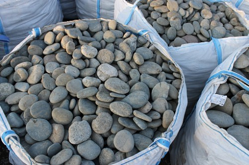 Kamenclub.ru: Галька речная плоская (ассорти) фр. 100-200-300 мм купить  в Екатеринбурге галька галечник природный серый, белый темно-серый синий рыжий светло-серый природная галька плоская крупная 8000 руб/т   фото КАМЕНЬ КЛУБ