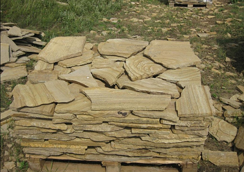 Kamenclub.ru: Песчаник пластушка желтый с разводом под дерево (2 см)  купить в Екатеринбурге плитняк желтый с разводами, желтый, рыжий, серый песчаник пластушка рваная ландшафтная 11 000 руб/м3   фото КАМЕНЬ КЛУБ