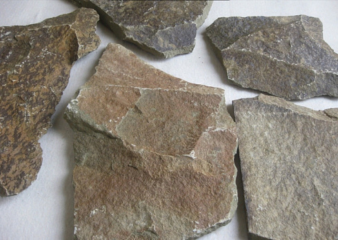 Kamenclub.ru: Песчаник пластушка "фонтанка" серо-зеленая (3,0-5,0 см)  купить в Екатеринбурге песчаник серо-зеленая колотые плитки облицовочные пластушки 11400 руб/м3   фото КАМЕНЬ КЛУБ