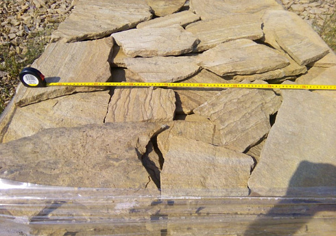 Kamenclub.ru: Песчаник пластушка желтый с разводом под дерево (2 см)  купить в Екатеринбурге плитняк желтый с разводами, желтый, рыжий, серый песчаник пластушка рваная ландшафтная 11 000 руб/м3   фото КАМЕНЬ КЛУБ