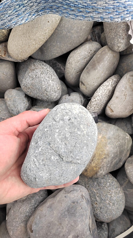 Kamenclub.ru: Галька речная окат (темно-серая) фр. 70-150 мм. купить  в Екатеринбурге галька речная темно-серая, синяя, серая речная галька округлая  8000 руб/т   фото КАМЕНЬ КЛУБ