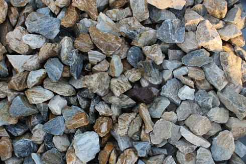 Kamenclub.ru: Мраморная крошка (щебень крошка медовый) фр. 20-40 мм.  купить в Екатеринбурге мрамор бежевый рыжий желтый ландшафтная мраморная крошка 12000 руб/т   фото КАМЕНЬ КЛУБ