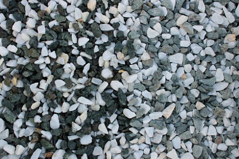 Kamenclub.ru: Мраморная крошка (щебень крошка микс: белый-зеленый) фр. 10-20 мм.  купить в Екатеринбурге мрамор белый, зеленый каменная ландшафтная декоративная крошка щебня 9500 руб/т   фото КАМЕНЬ КЛУБ