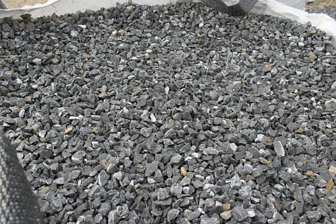 Kamenclub.ru: Щебень крошка черный (мрамор) фр. 40-70 мм.  купить в Екатеринбурге мрамор черный с белыми прожилками, черный, белый декоративный щебень 11000 руб/т   фото КАМЕНЬ КЛУБ