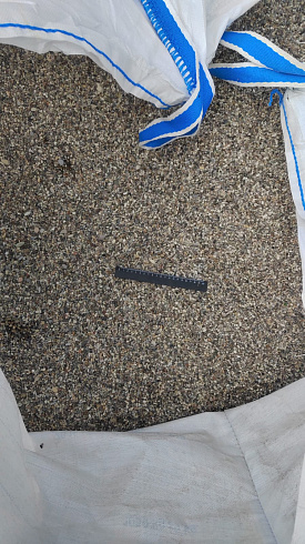 Kamenclub.ru: Галька речная окат (серая) фр.3-5 мм купить  в Екатеринбурге галька речная серая бежевый темно-серый окатанный речной камень округлый 9500 руб/т   фото КАМЕНЬ КЛУБ