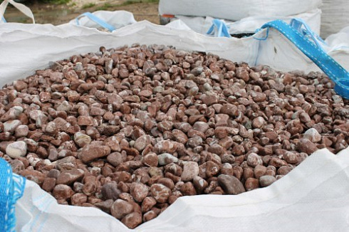 Kamenclub.ru: Мраморная крошка (щебень галтованный розовый) фр.10-20 мм.  купить в Екатеринбурге мрамор розовый, красный ландшафтный декоративный окатанный округлый щебень 15000 руб/т   фото КАМЕНЬ КЛУБ