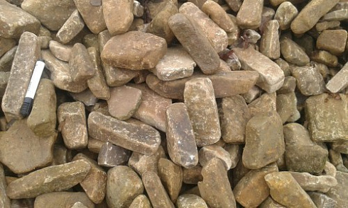 Kamenclub.ru: Песчаник для строительства и кладки блочный (фр 100-200 мм)  купить в Екатеринбурге песчаник бежевый серый рыжий валун мелкий для строительства песчаник 6500 руб/т   фото КАМЕНЬ КЛУБ