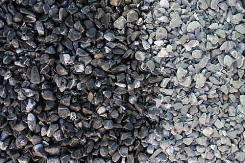 Kamenclub.ru: Щебень галтованный черный (мрамор) фр.10-20 мм.  купить в Екатеринбурге мрамор черный с белыми прожилками, черный, белый окатанный округлый ландшафтный декоративный щебень 15000 руб/т   фото КАМЕНЬ КЛУБ