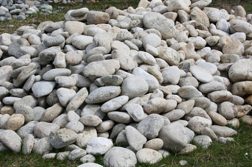 Kamenclub.ru: Бело-серый валунчик фр.100-300 мм.  купить в Екатеринбурге крупный камень для ландшафта серый, белый бело-серый валун крупная галька 4500 руб/т   фото КАМЕНЬ КЛУБ