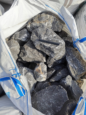 Kamenclub.ru: Черный мрамор скальник фр. 100-500 мм.  купить в Екатеринбурге мрамор черный белый серый крупный колотый валун ландшафтный 8500 руб/т   фото КАМЕНЬ КЛУБ