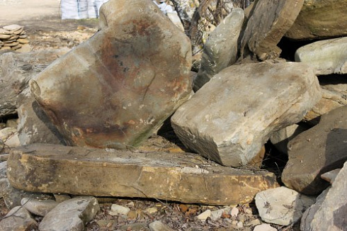 Kamenclub.ru: Песчаник плиты - плахи - пошаговые дорожки (фр. 70-150 мм)  купить в Екатеринбурге песчаник серый бежевый желтый зеленый колотый песчаник строительный 6500 руб/т   фото КАМЕНЬ КЛУБ