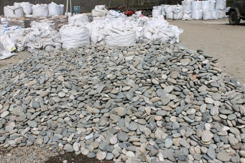 Kamenclub.ru: Галька речная плоская (ассорти) фр. 70-150 мм. купить  в Екатеринбурге галька галечник серый белый темно-серый синий светло-серый плоская природная галька  9000 руб/т   фото КАМЕНЬ КЛУБ