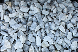 Kamenclub.ru: Мраморная крошка, щебень, цвет-белый,  фр. 20-40 мм.  купить в Екатеринбурге мрамор белый молочный слоновая кость айвори  мраморная крошка ландшафтная 12000 руб/т   фото КАМЕНЬ КЛУБ