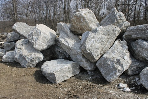 Kamenclub.ru: Мраморизированный известняк фр.500-1500 мм.  купить в Екатеринбурге    10000 руб/т   фото КАМЕНЬ КЛУБ