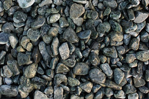 Kamenclub.ru: Щебень галтованный зеленый (змеевик) фр. 20-40 мм.  купить в Екатеринбурге мрамор зеленый, салатовый оголтованный щебень мраморный 12500 руб/т   фото КАМЕНЬ КЛУБ