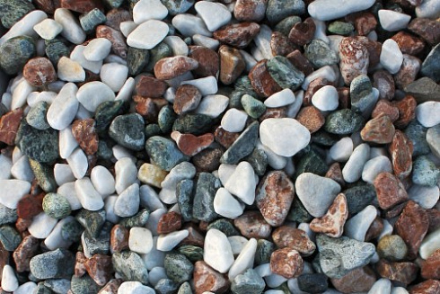 Kamenclub.ru: Мраморная крошка (щебень галтованный микс:: серый-зеленый-розовый) фр.10-20 мм.  купить в Екатеринбурге мрамор серый, зеленый, розовый щебень окатанный округлый декоративный ландшафтный 15500 руб/т   фото КАМЕНЬ КЛУБ