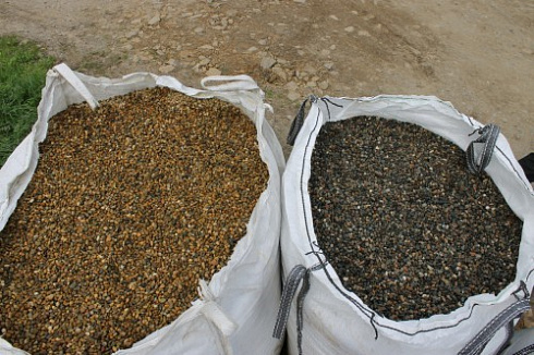 Kamenclub.ru: Галька окат (серо-желтая) фр.10-20 мм. купить  в Екатеринбурге галька серо-желтая, рыжая, серый речная окатанная округлая галька 5000 руб/т   фото КАМЕНЬ КЛУБ