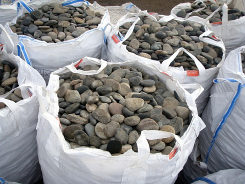 Kamenclub.ru: Галька речная плоская (ассорти) фр. 100-200-300 мм. купить  в Екатеринбурге галька плоская разноцветная серый белый темно-серый синий речная галька ландшафтная 8000 руб/т   фото КАМЕНЬ КЛУБ