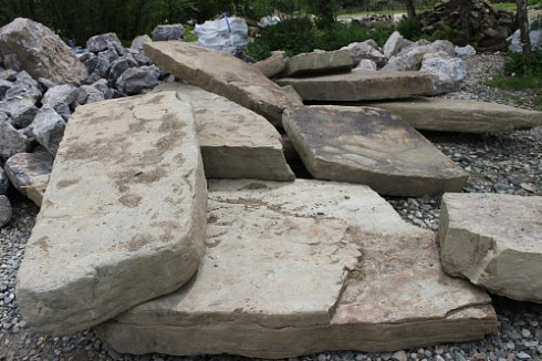 Kamenclub.ru: Песчаник плиты - плахи - пошаговые дорожки (фр. 70-150 мм)  купить в Екатеринбурге песчаник серый бежевый желтый зеленый колотый песчаник строительный 6500 руб/т   фото КАМЕНЬ КЛУБ