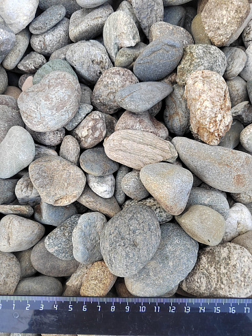 Kamenclub.ru: Галька речная окат (пестрая) фр. 20-40 мм. купить  в Екатеринбурге галька речная пестрая, серая, серые оттенки галька речная окатанная округлая 5000 руб/т   фото КАМЕНЬ КЛУБ