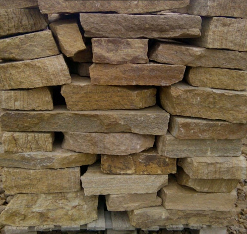 Kamenclub.ru: Песчаник пластушка желтый с рисунком (7-15 см)  купить в Екатеринбурге плитняк - пластушка - бут желтый песчаник 10200 руб/м3   фото КАМЕНЬ КЛУБ