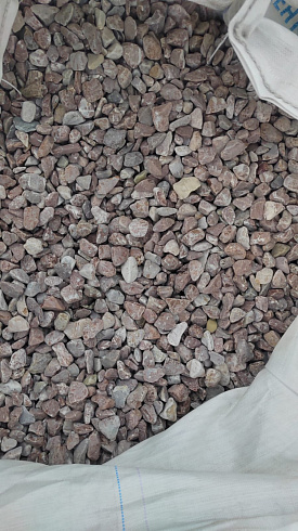 Kamenclub.ru: Мраморная крошка (щебень галтованный розовый) фр.20-40 мм.  купить в Екатеринбурге мрамор розовый, красный оголтованный округлый щебень  15000 руб/т   фото КАМЕНЬ КЛУБ