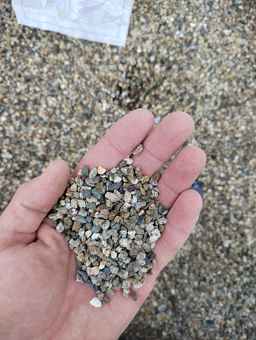 Kamenclub.ru: Галька речная окат (серая) фр.3-5 мм купить  в Екатеринбурге галька речная серая бежевый темно-серый окатанный речной камень округлый 9500 руб/т   фото КАМЕНЬ КЛУБ
