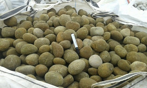 Kamenclub.ru: Песчаник ядра, фр. 100-300 мм  купить в Екатеринбурге песчаник бежевый серый рыжий речная галька 5 000 руб/т   фото КАМЕНЬ КЛУБ