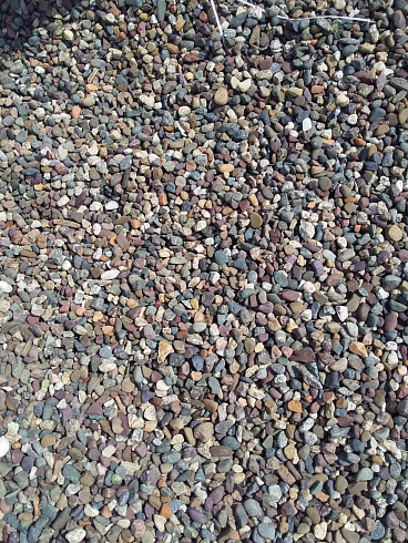 Kamenclub.ru: Галька речная окат цветная фр.5-10 мм. купить  в Екатеринбурге галька речная белый, серый, красноватый, синий, темно-серый речная окатанная галька декоративная 6800 руб/т   фото КАМЕНЬ КЛУБ
