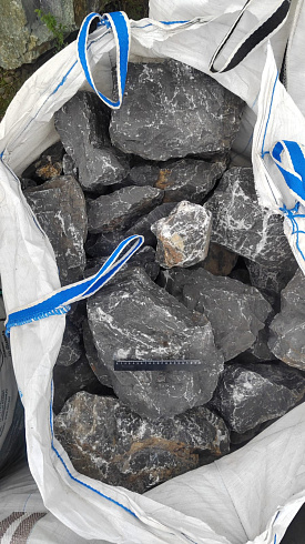 Kamenclub.ru: Черный мрамор скальник фр. 100-500 мм.  купить в Екатеринбурге мрамор черный белый серый крупный колотый валун ландшафтный 8500 руб/т   фото КАМЕНЬ КЛУБ