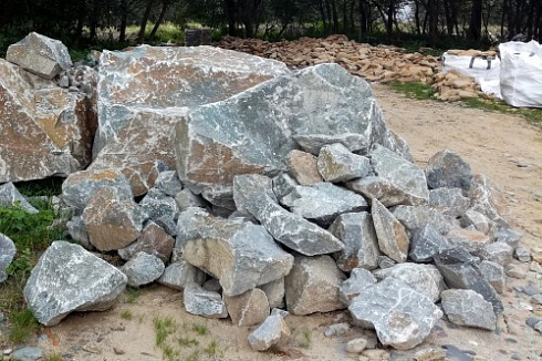 Kamenclub.ru: Гранит скальник (серо-зеленый) фр. 500-1500 мм.  купить в Екатеринбурге гранит мрамор  серый зеленый темно-серый глыба скальная колотая ландшафтная 7 500 руб/т   фото КАМЕНЬ КЛУБ