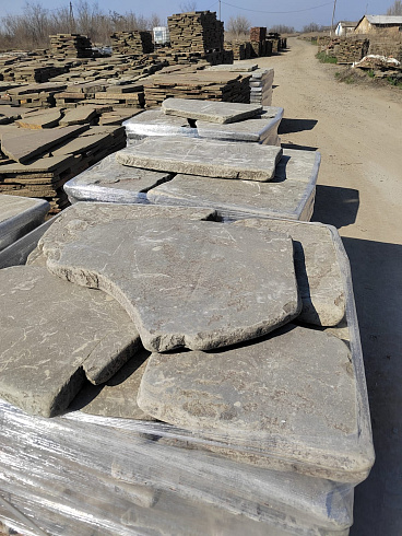 Kamenclub.ru: Песчаник пластушка галтованная светло-серая (3,0 см)  купить в Екатеринбурге песчаник светло-серый, серый ландшафтный камень рваный колотый 21000 руб/м3   фото КАМЕНЬ КЛУБ