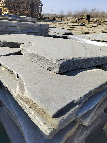 Kamenclub.ru: Песчаник пластушка светло-серый (4,0 - 6,0 см)  купить в Екатеринбурге плитняк - пластушка светло-серый песчаник 12600 руб/м3   фото КАМЕНЬ КЛУБ