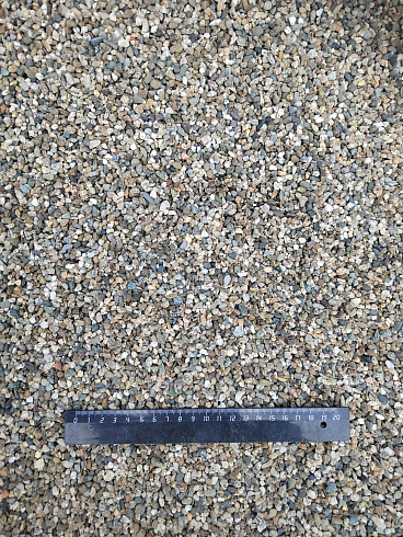 Kamenclub.ru: Галька речная окат (серая) фр.3-5 мм купить  в Екатеринбурге галька речная серая бежевый темно-серый окатанный речной камень округлый 9500 руб/т   фото КАМЕНЬ КЛУБ
