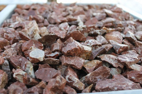 Kamenclub.ru: Мраморная крошка (щебень крошка розовый) фр. 20-40 мм.  купить в Екатеринбурге мрамор розовый, красный мраморная крошка декоративная 11000 руб/т   фото КАМЕНЬ КЛУБ