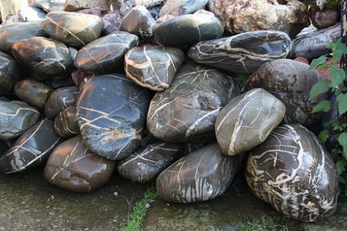 Kamenclub.ru: Валунчик Паутинник фр.100-300 мм  купить в Екатеринбурге крупный природный камень галечник темно-серый с прожилками белый черный речной валунчик 5000 руб/т   фото КАМЕНЬ КЛУБ