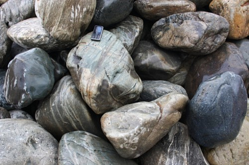 Kamenclub.ru: Речной валун Кабанчик фр.300-500 мм.  купить в Екатеринбурге крупный природный камень галька серый, темно-серый речной валун галечник масштабный 7000 руб/т   фото КАМЕНЬ КЛУБ