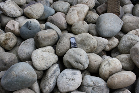 Kamenclub.ru: Темно-серый валунчик фр.100-300 мм.  купить в Екатеринбурге крупный природный камень серый, темно-серый, светло-серый речная галька большого размера окатанная 4500 руб/т   фото КАМЕНЬ КЛУБ