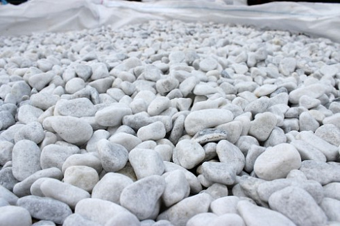 Kamenclub.ru: Мраморная крошка (щебень галтованный белый) фр.10-20 мм.  купить в Екатеринбурге мрамор белый, молочный, айвори окатанный округлый декоративный ландшафтный щебень 17000 руб/т   фото КАМЕНЬ КЛУБ