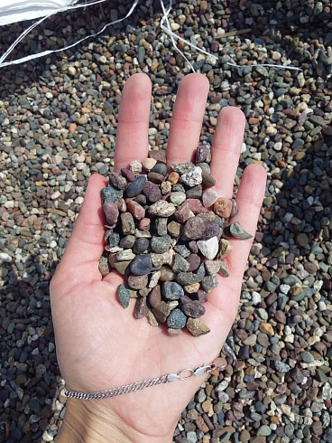 Kamenclub.ru: Галька речная окат цветная фр.5-10 мм. купить  в Екатеринбурге галька речная белый, серый, красноватый, синий, темно-серый речная окатанная галька декоративная 6800 руб/т   фото КАМЕНЬ КЛУБ