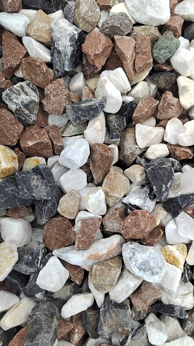 Kamenclub.ru: Мраморная крошка (щебень крошка микс : белый-черный-розовый) фр. 20-40 мм.  купить в Екатеринбурге мрамор белый, черный, розовый декоративная ландшафтная крошка 12000 руб/т   фото КАМЕНЬ КЛУБ