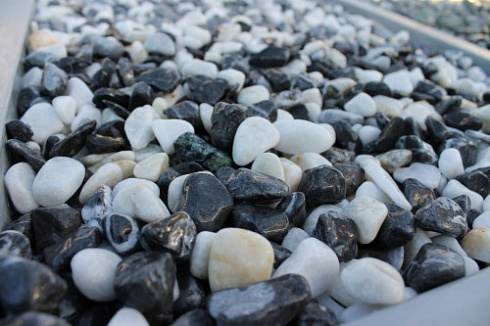 Kamenclub.ru: Мраморная крошка (щебень галтованный микс:белый-черный) фр.10-20 мм.  купить в Екатеринбурге мрамор белый, черный окатанные округлые декоративные ландшафтные камни щебня 15500 руб/т   фото КАМЕНЬ КЛУБ