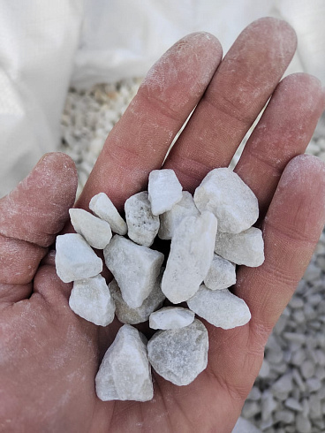 Kamenclub.ru: Мраморная крошка, щебень, цвет-белый, фр. 10-20 мм.  купить в Екатеринбурге мрамор белый, молочный айвори каменная ландшафтная декоративная крошка шебня 12000 руб/т   фото КАМЕНЬ КЛУБ