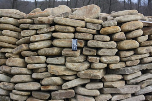 Kamenclub.ru: Песчаник для мощения дорожек, площадок, парковок ( фр 5-10 см)  купить в Екатеринбурге песчаник  серый желтый коричневый рыжий песчаник оголтованный окатанный 6500 руб/т   фото КАМЕНЬ КЛУБ