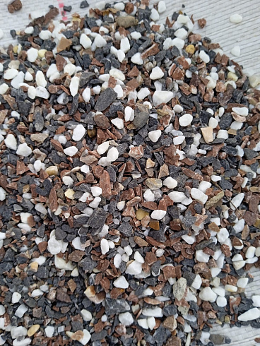 Kamenclub.ru: Мраморная крошка (щебень крошка микс : белый-черный-розовый) фр. 3-5 мм.  купить в Екатеринбурге мрамор белый, черный, розовый, разноцветный мраморная каменная крошка декорвтивная 12000 руб/т   фото КАМЕНЬ КЛУБ