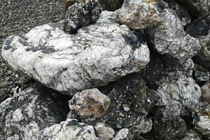 Kamenclub.ru: Черный гранит - кварцит фр. 500-1000 мм.  купить в Екатеринбурге гранит кварцит черный серый белый скальный колотый валун 9750 руб/т   фото КАМЕНЬ КЛУБ