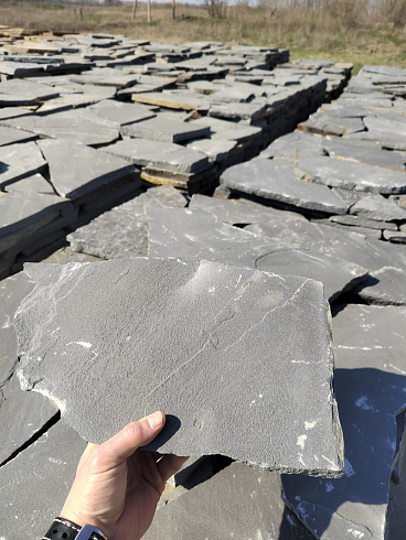 Kamenclub.ru: Песчаник пластушка светло-серый (2,0 см)  купить в Екатеринбурге плитняк- ластушка светло-серый, серый рваный ландшафтный плитняк колотый 13800 руб/м3   фото КАМЕНЬ КЛУБ